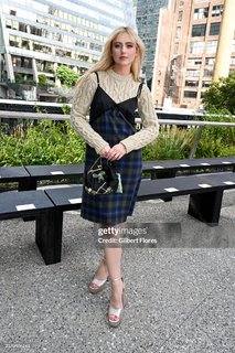 Kathryn Newton feet photo thumbnail