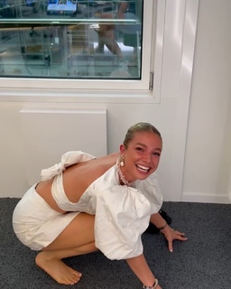 Lola Weippert feet photo thumbnail