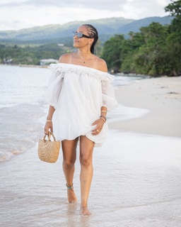 Tia Mowry feet photo thumbnail