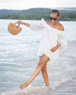 Tia Mowry feet photo thumbnail