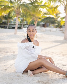 Tia Mowry feet photo thumbnail