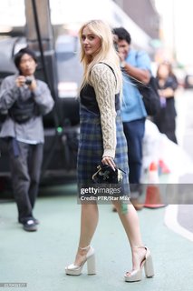 Kathryn Newton feet photo thumbnail