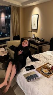 Selena Gomez feet photo thumbnail