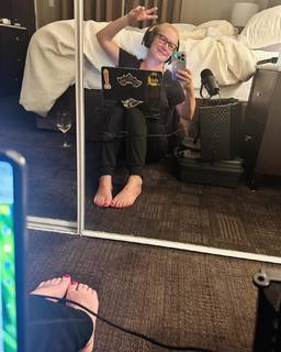Angela Kinsey feet photo thumbnail