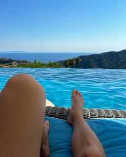 Bethenny Frankel feet photo thumbnail