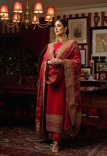Kareena Kapoor feet photo thumbnail