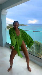 Tia Mowry feet photo thumbnail