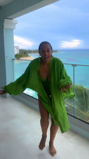 Tia Mowry feet photo thumbnail