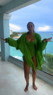 Tia Mowry feet photo thumbnail