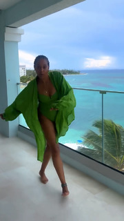 Tia Mowry feet photo thumbnail