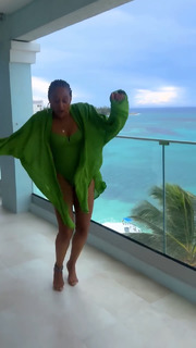 Tia Mowry feet photo thumbnail