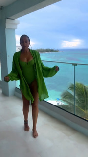 Tia Mowry feet photo thumbnail