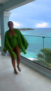 Tia Mowry feet photo thumbnail