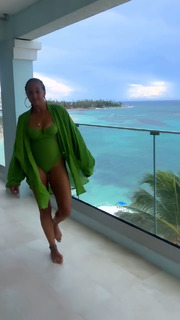 Tia Mowry feet photo thumbnail