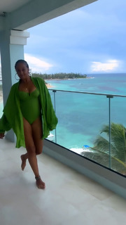 Tia Mowry feet photo thumbnail