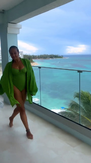 Tia Mowry feet photo thumbnail