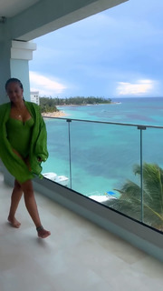 Tia Mowry feet photo thumbnail