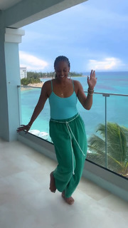 Tia Mowry feet photo thumbnail