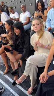 Elle Fanning feet photo thumbnail