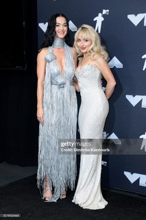 Katy Perry feet photo thumbnail