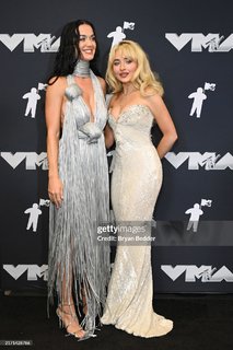 Katy Perry feet photo thumbnail
