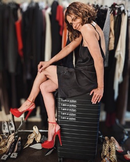 Halle Berry feet photo thumbnail