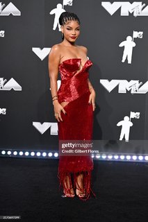 Halle Bailey feet photo thumbnail