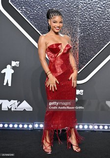 Halle Bailey feet photo thumbnail