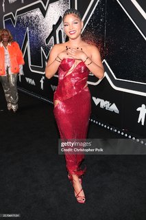 Halle Bailey feet photo thumbnail