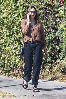 Elizabeth Olsen feet photo thumbnail