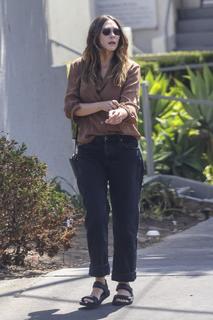 Elizabeth Olsen feet photo thumbnail