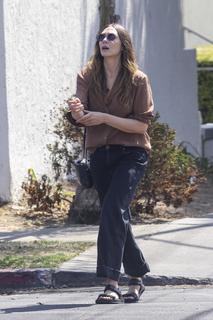 Elizabeth Olsen feet photo thumbnail