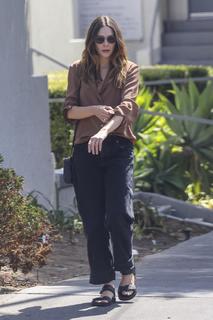 Elizabeth Olsen feet photo thumbnail