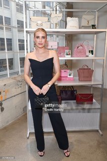Emma Roberts feet photo thumbnail