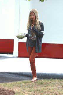 Ashley Tisdale feet photo thumbnail