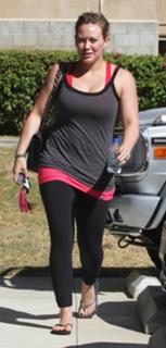 Hilary Duff feet photo thumbnail
