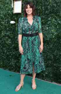 Neve Campbell feet photo 5
