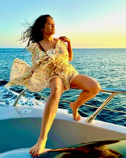Salma Hayek feet photo thumbnail