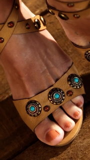 Deborah Secco feet photo thumbnail
