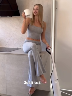 Karolina Pisarek feet photo thumbnail