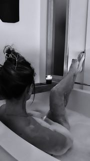 Ilary Blasi feet photo thumbnail