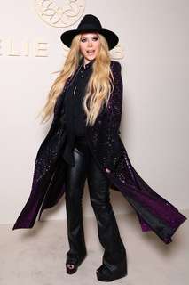 Avril Lavigne feet photo 4