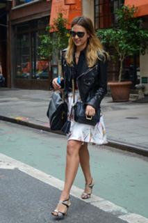 Jessica Alba feet photo thumbnail