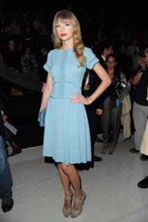 Taylor Swift feet photo thumbnail