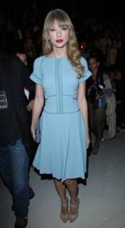 Taylor Swift feet photo thumbnail