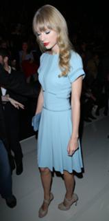 Taylor Swift feet photo thumbnail