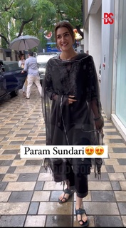 Kriti Sanon feet photo thumbnail