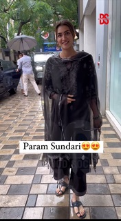 Kriti Sanon feet photo thumbnail