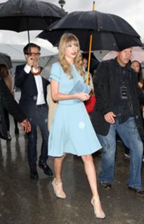 Taylor Swift feet photo thumbnail