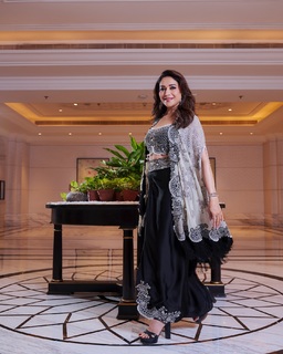 Madhuri Dixit feet photo thumbnail